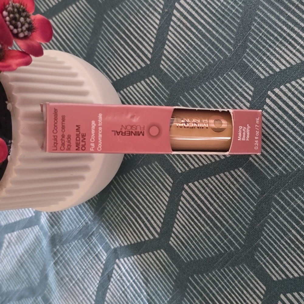 MINERAL FUSION BRAND WOMEN'S LIQUID CONCEALER FULL COVERAGE SHADE MEDIUM OLIVE